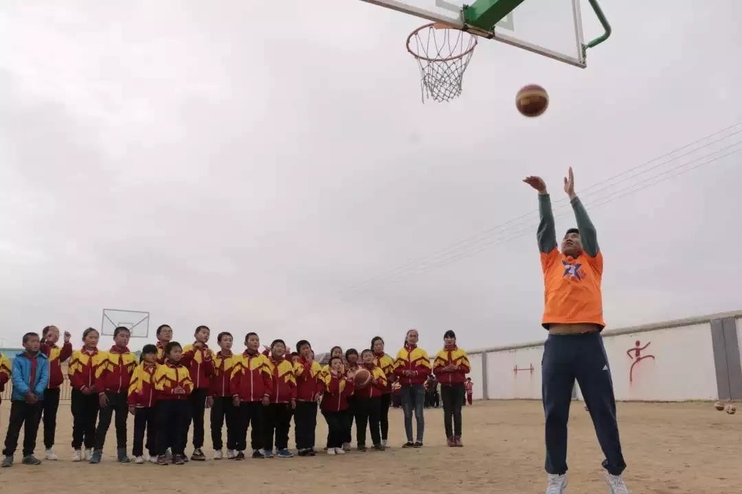 教孩子们投篮 教孩子们投篮